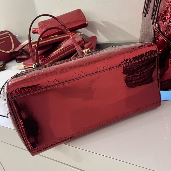 MICHAEL KORS Voyager Lg Metallic Logo Debossed EW Shoulder Tote Bag
Cherry 
NWT - Picture 10 of 16